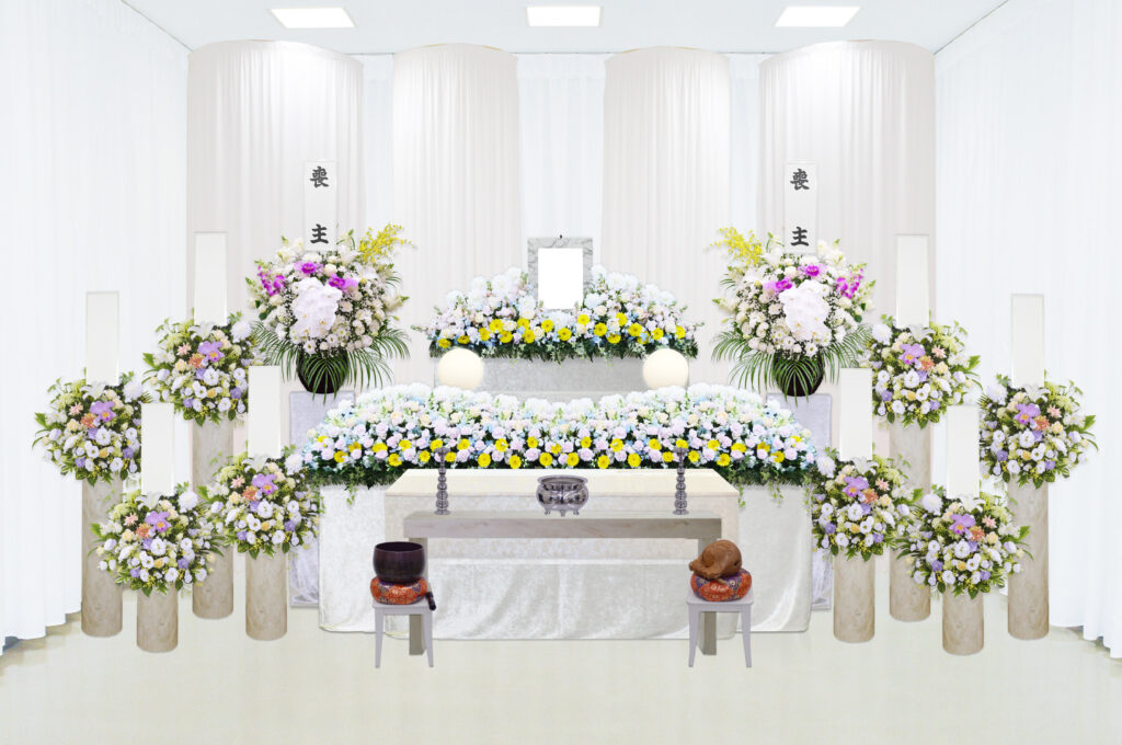 家族葬の祭壇：白と黄色の花で飾られた荘厳な葬儀会場（荒川区）

